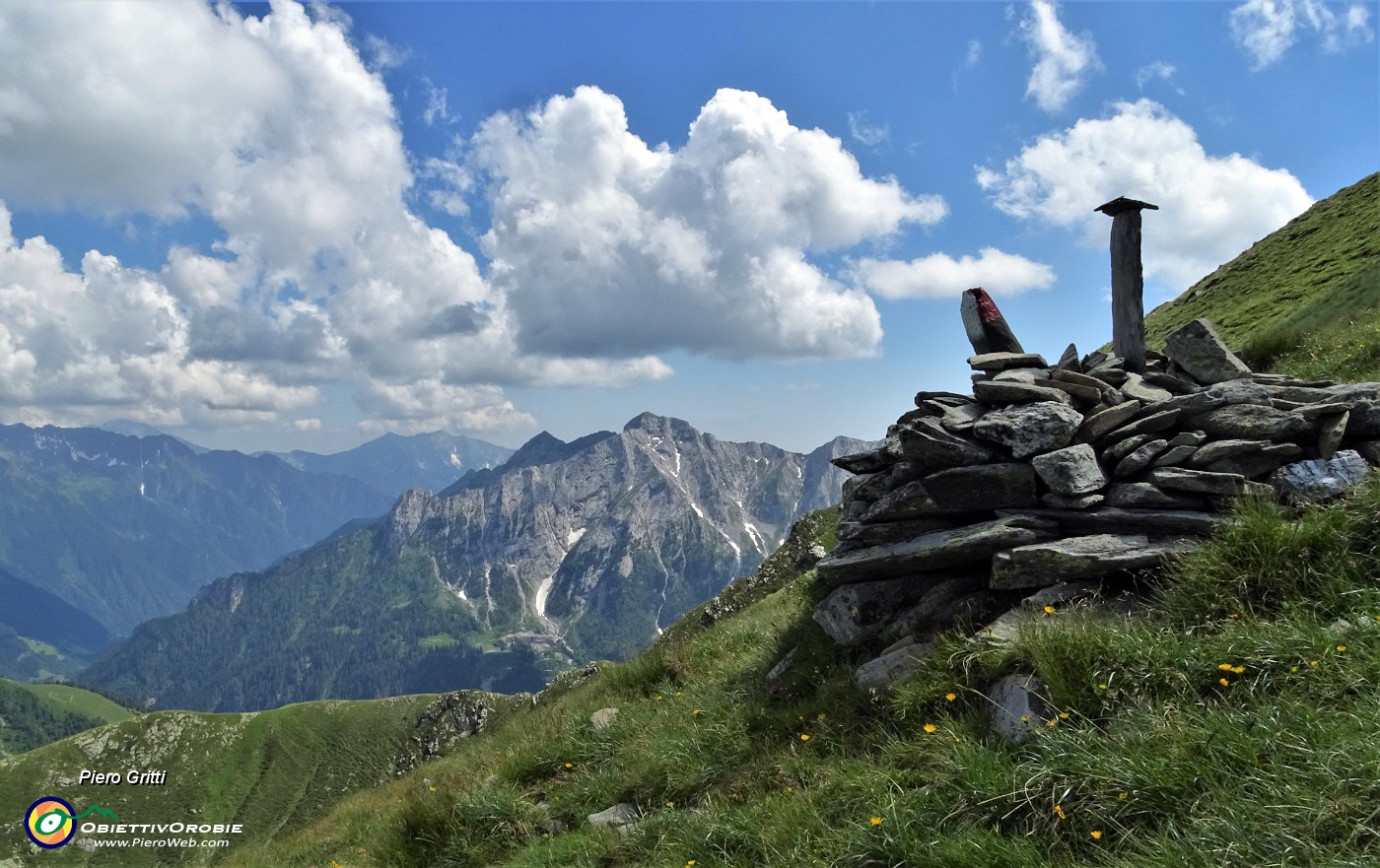 73 A due passi dalla Cima di Lemma con vista in Pegherolo.JPG -                                